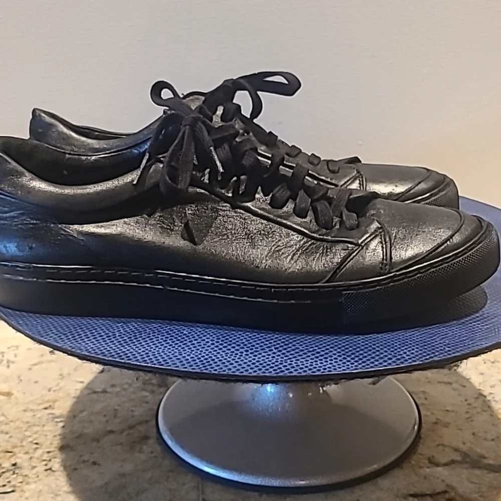 Thorogood Men's black full grain leather: work or athletic shoe. (#1274).